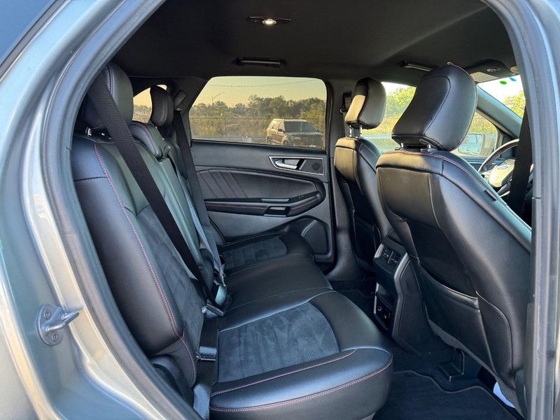 Ford Edge Vehicle Full-screen Gallery Image 14