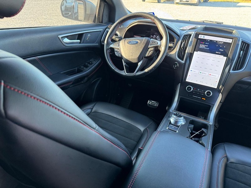 Ford Edge Vehicle Full-screen Gallery Image 15