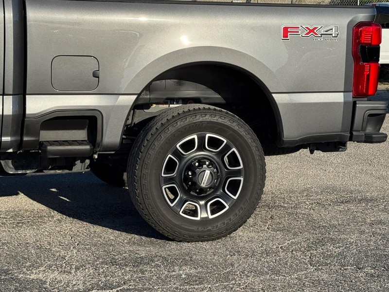 Ford Super Duty F-250 SRW Vehicle Full-screen Gallery Image 11