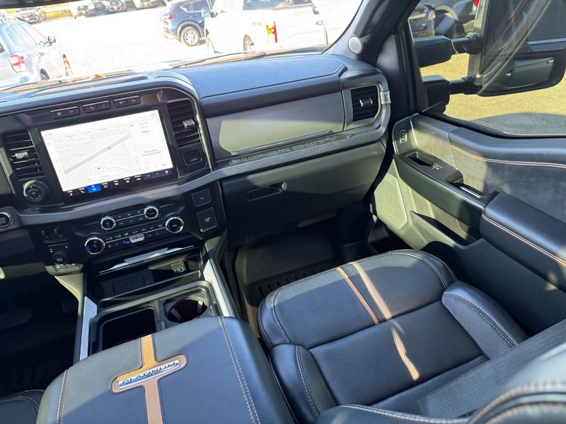 Ford Super Duty F-250 SRW Vehicle Full-screen Gallery Image 17