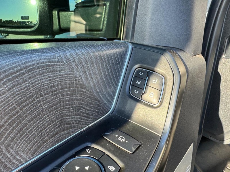 Ford Super Duty F-250 SRW Vehicle Full-screen Gallery Image 20