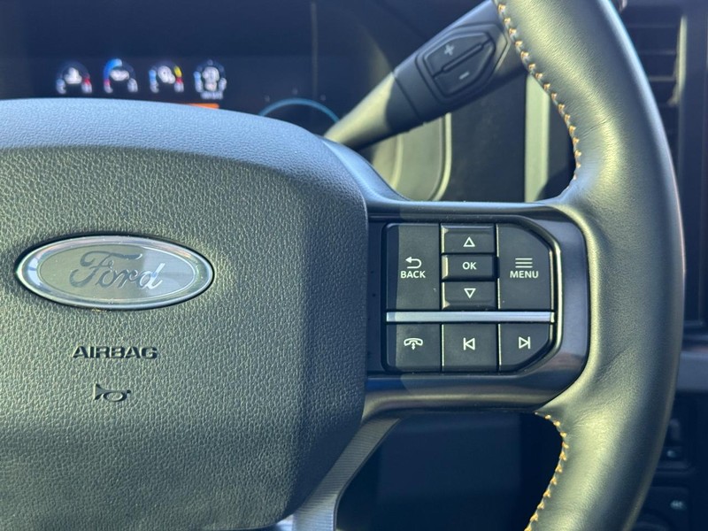 Ford Super Duty F-250 SRW Vehicle Full-screen Gallery Image 23