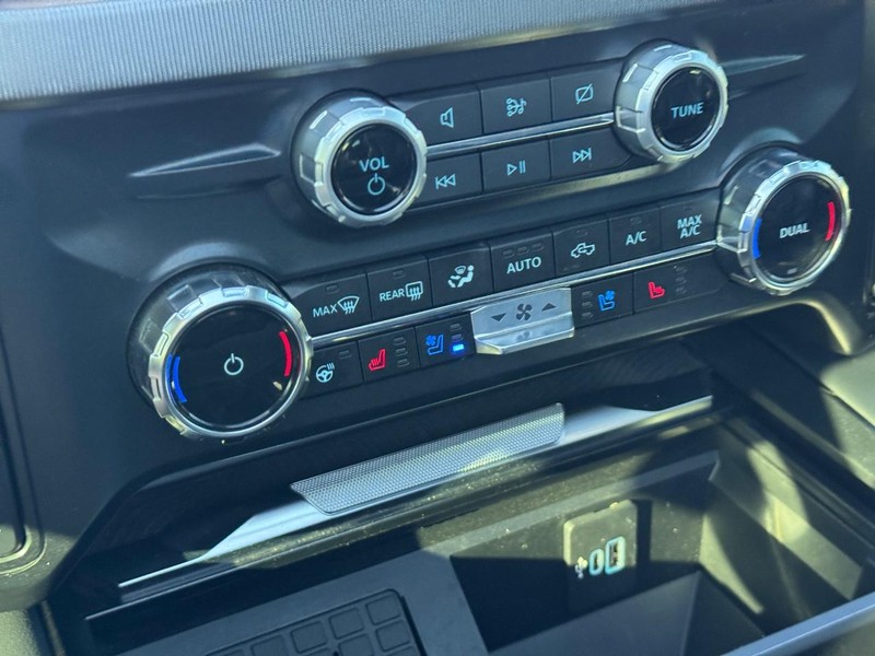 Ford Super Duty F-250 SRW Vehicle Full-screen Gallery Image 25