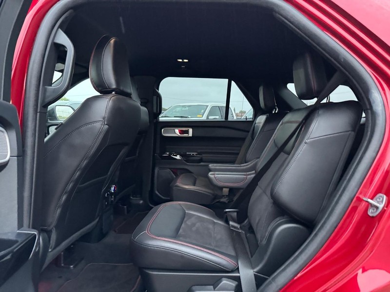 Ford Explorer Vehicle Full-screen Gallery Image 12