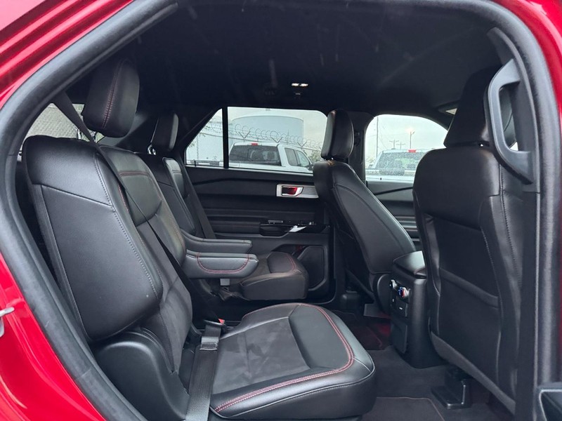 Ford Explorer Vehicle Full-screen Gallery Image 15