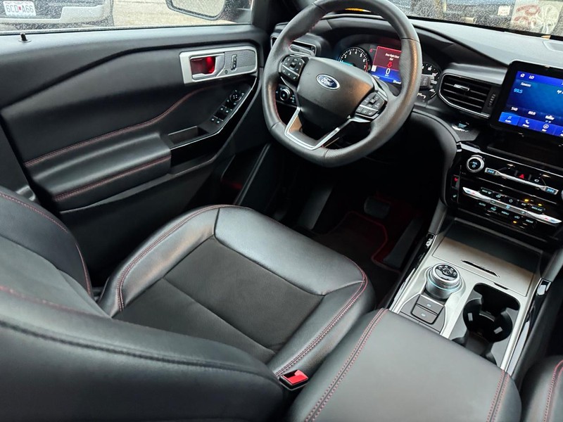 Ford Explorer Vehicle Full-screen Gallery Image 16