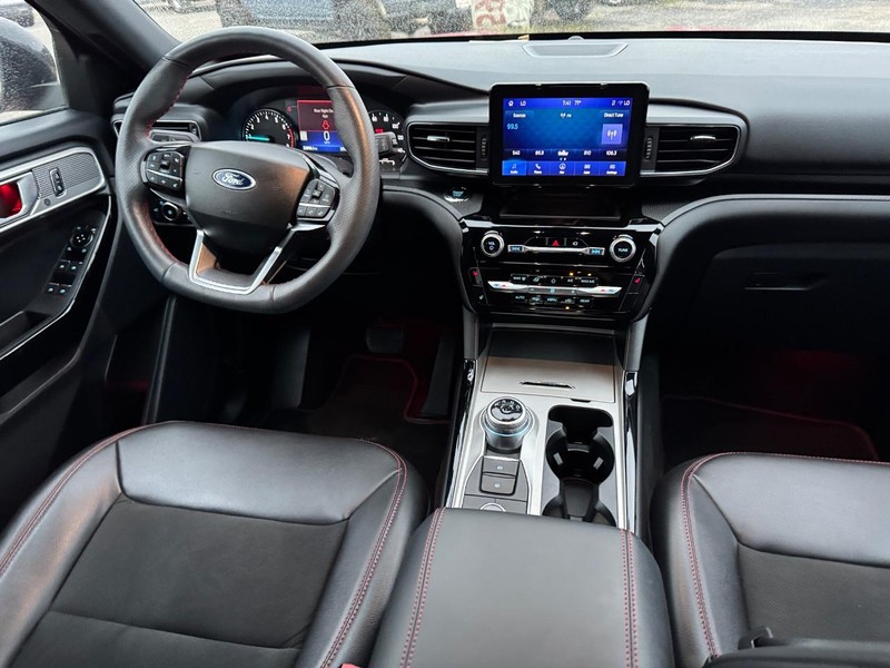 Ford Explorer Vehicle Full-screen Gallery Image 17