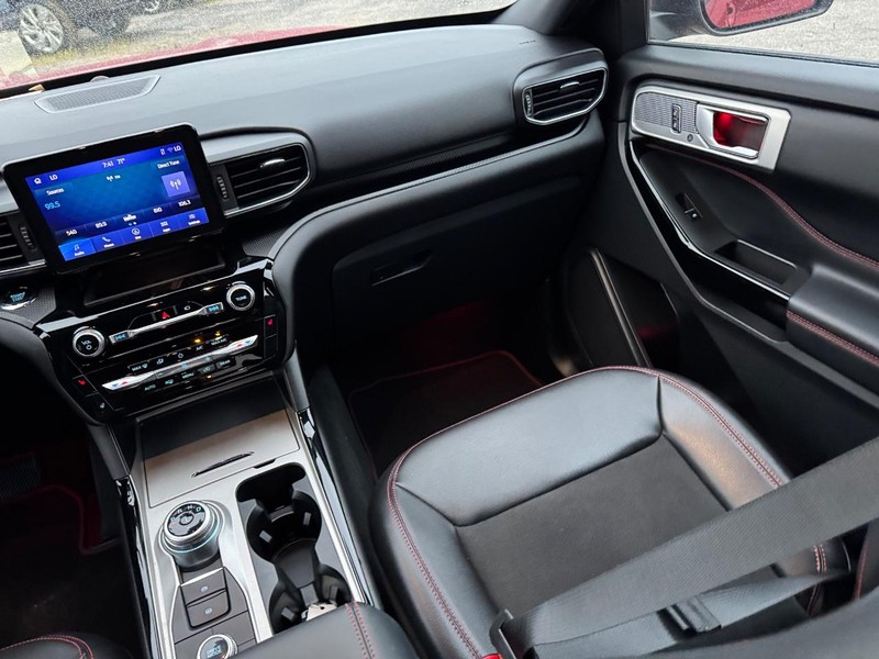 Ford Explorer Vehicle Full-screen Gallery Image 18