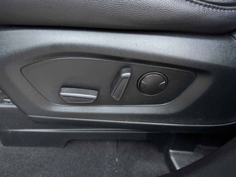 Ford Explorer Vehicle Full-screen Gallery Image 19