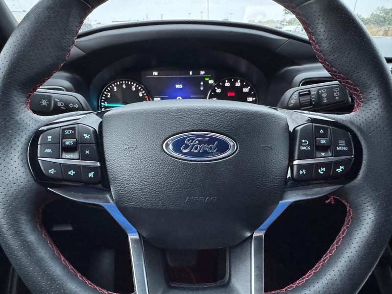 Ford Explorer Vehicle Full-screen Gallery Image 21