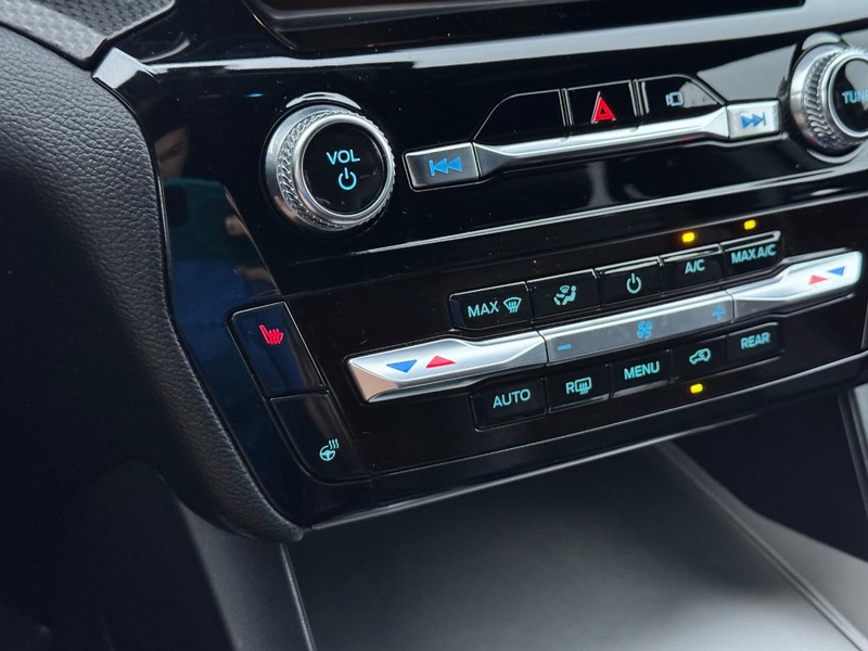 Ford Explorer Vehicle Full-screen Gallery Image 24