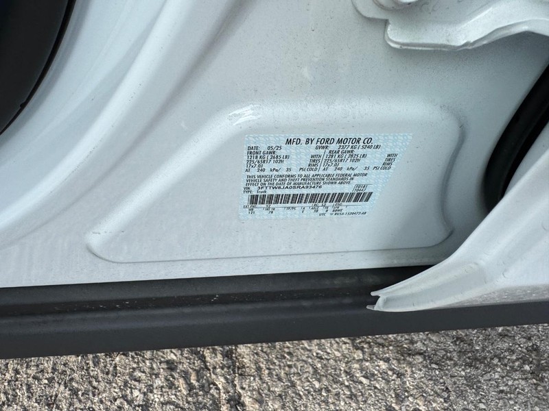 Ford Maverick Vehicle Image 24