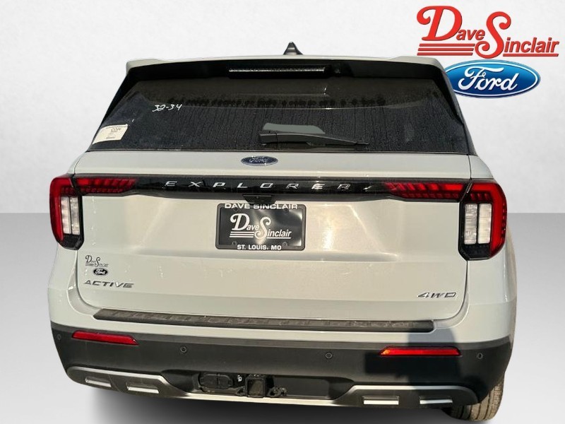 Ford Explorer Vehicle Full-screen Gallery Image 09