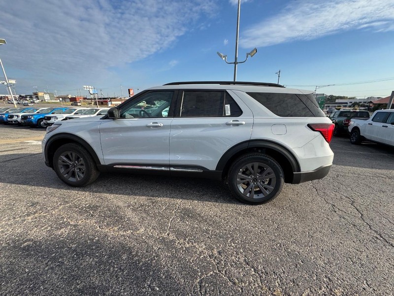 Ford Explorer Vehicle Full-screen Gallery Image 11