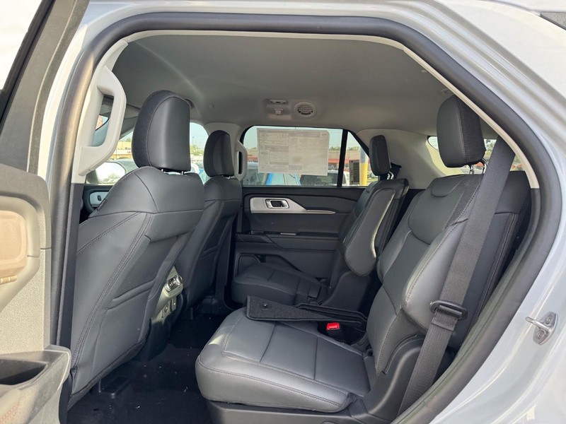 Ford Explorer Vehicle Full-screen Gallery Image 13