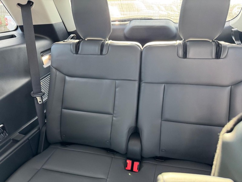 Ford Explorer Vehicle Full-screen Gallery Image 14