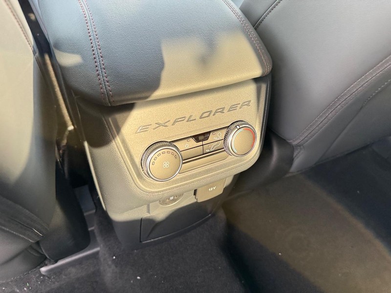Ford Explorer Vehicle Full-screen Gallery Image 15