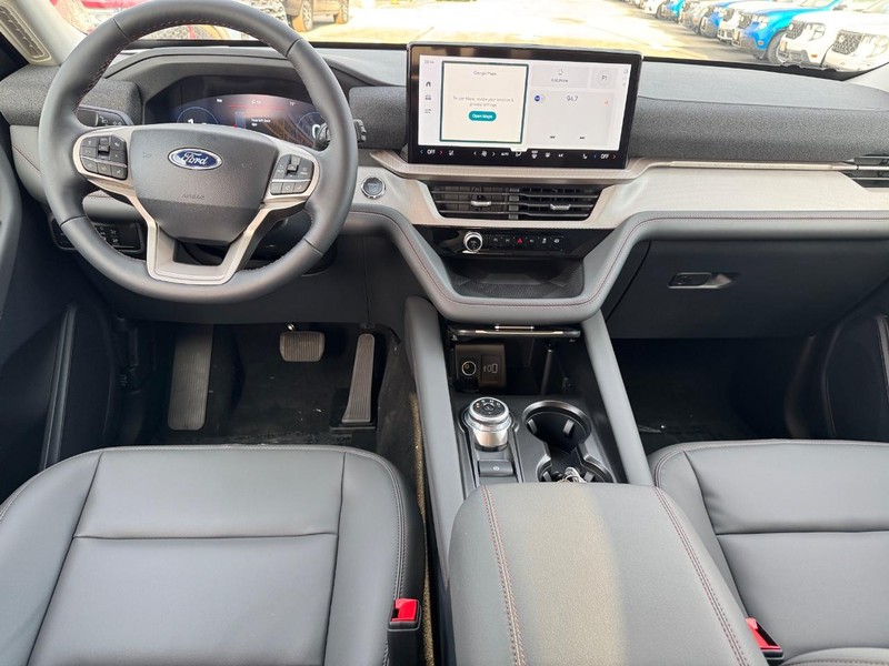 Ford Explorer Vehicle Full-screen Gallery Image 16