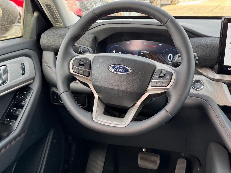 Ford Explorer Vehicle Full-screen Gallery Image 17