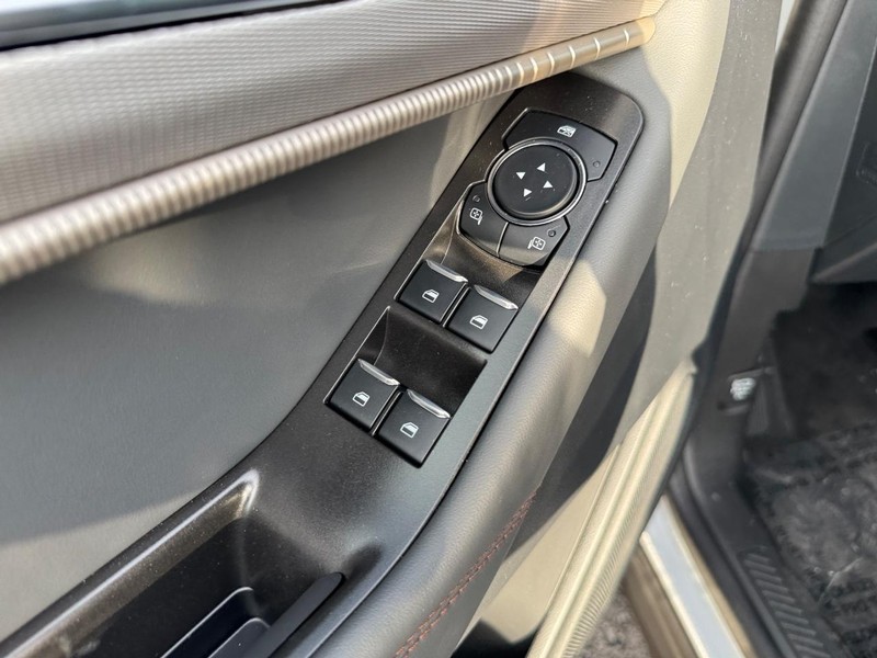 Ford Explorer Vehicle Full-screen Gallery Image 21