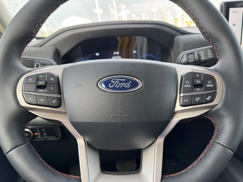 Ford Explorer Vehicle Full-screen Gallery Image 22