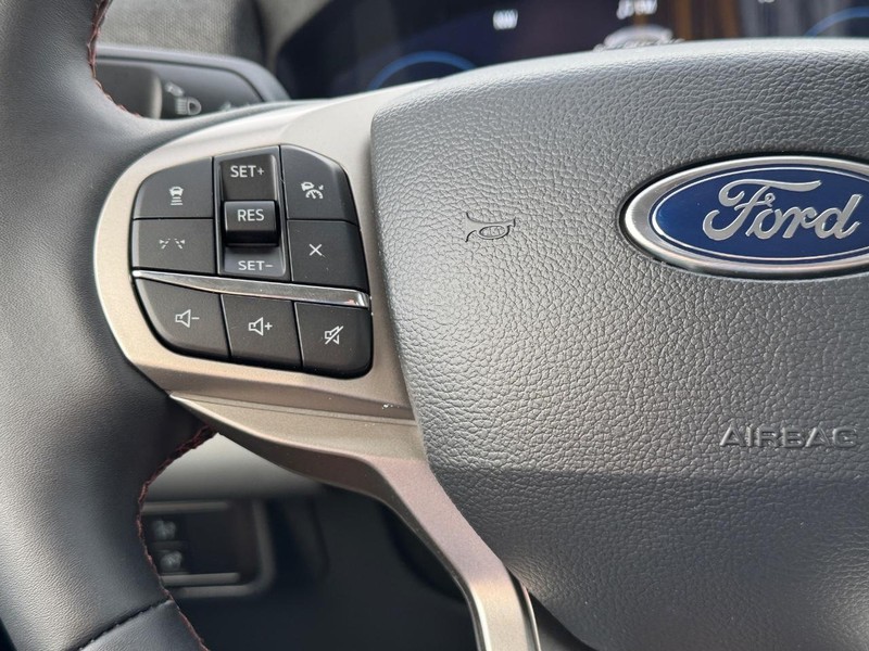 Ford Explorer Vehicle Full-screen Gallery Image 23