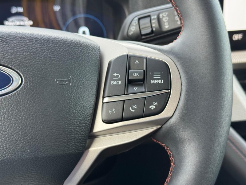 Ford Explorer Vehicle Full-screen Gallery Image 24