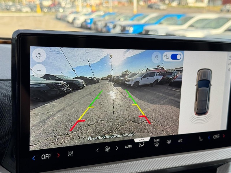 Ford Explorer Vehicle Full-screen Gallery Image 26