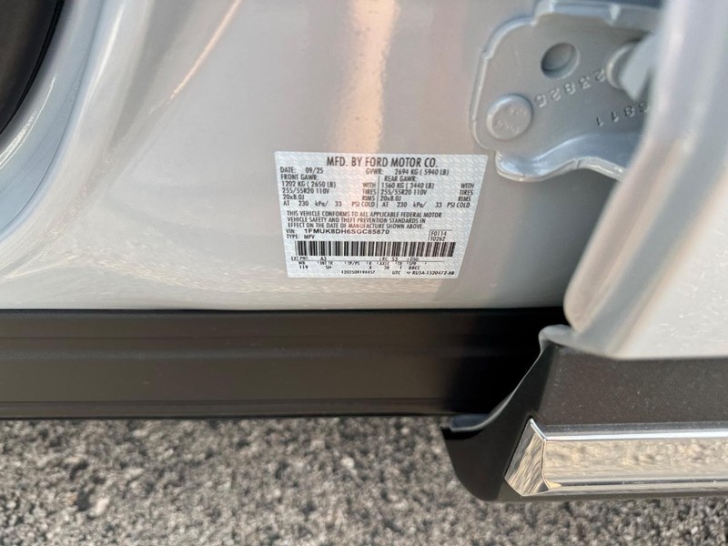 Ford Explorer Vehicle Full-screen Gallery Image 27