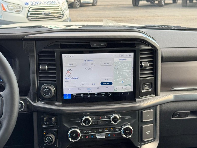 Ford F-150 Vehicle Full-screen Gallery Image 16