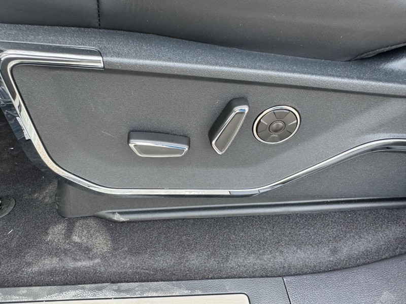 Ford F-150 Vehicle Full-screen Gallery Image 18