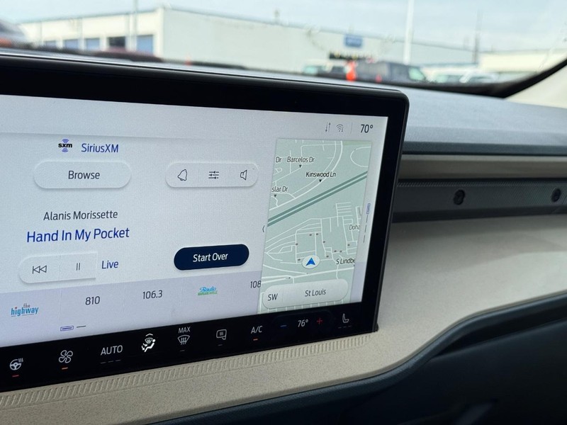 Ford Maverick Vehicle Image 23