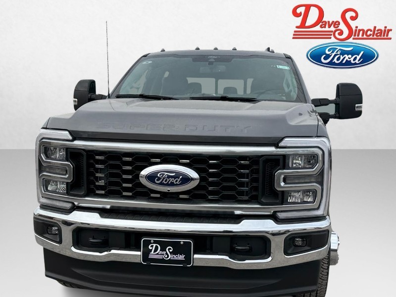 Ford Super Duty F-350 DRW Vehicle Image 02