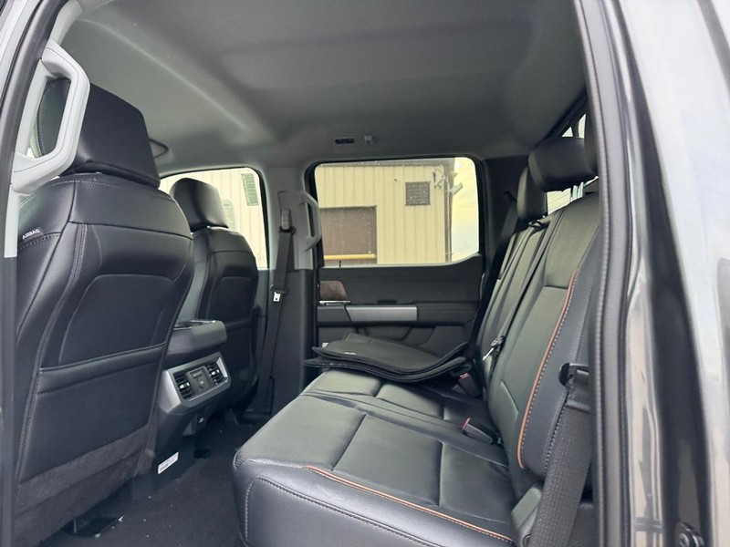 Ford Super Duty F-350 DRW Vehicle Image 12