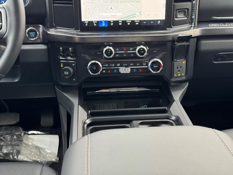 Ford Super Duty F-350 DRW Vehicle Image 16