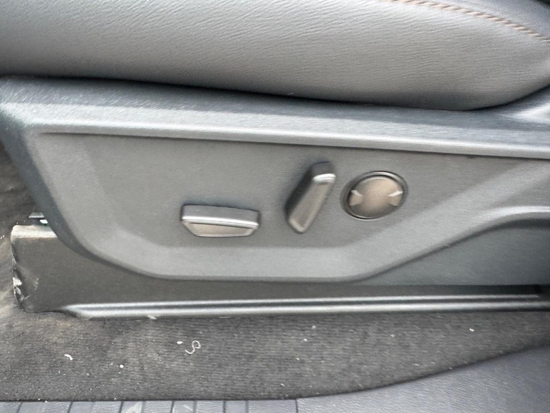 Ford Super Duty F-350 DRW Vehicle Image 17