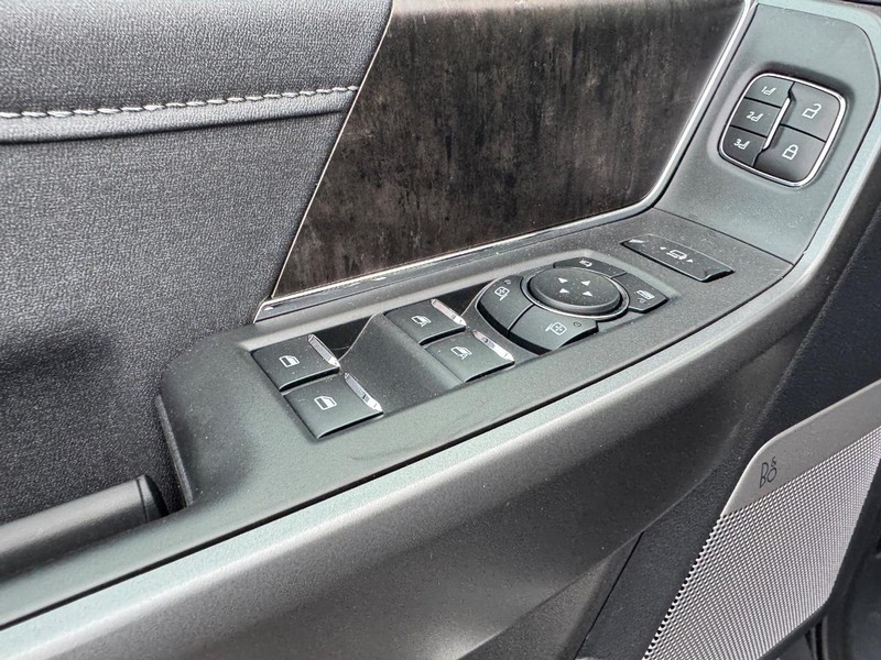 Ford Super Duty F-350 DRW Vehicle Image 18