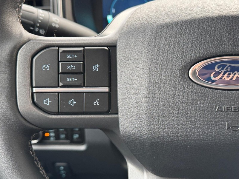 Ford Super Duty F-350 DRW Vehicle Image 21