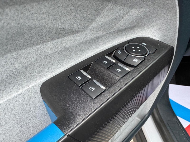 Ford Maverick Vehicle Image 18