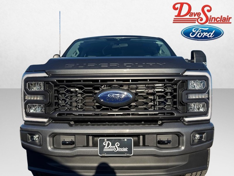 Ford Super Duty F-250 SRW Vehicle Full-screen Gallery Image 02