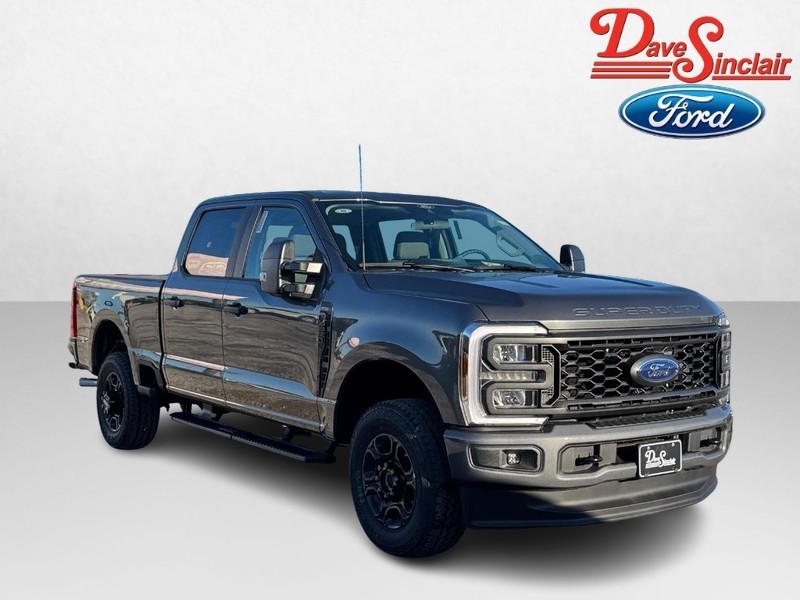 Ford Super Duty F-250 SRW Vehicle Full-screen Gallery Image 04