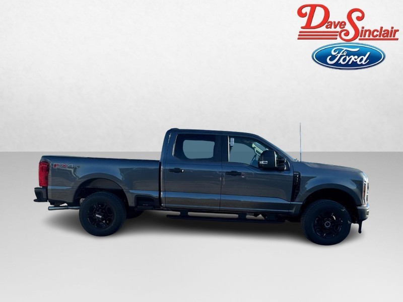 Ford Super Duty F-250 SRW Vehicle Full-screen Gallery Image 05