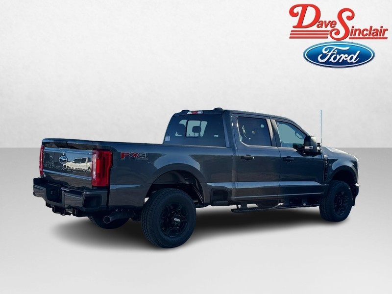 Ford Super Duty F-250 SRW Vehicle Full-screen Gallery Image 07