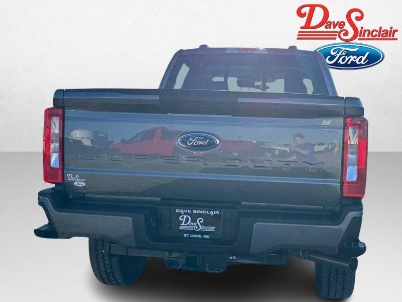 Ford Super Duty F-250 SRW Vehicle Full-screen Gallery Image 08