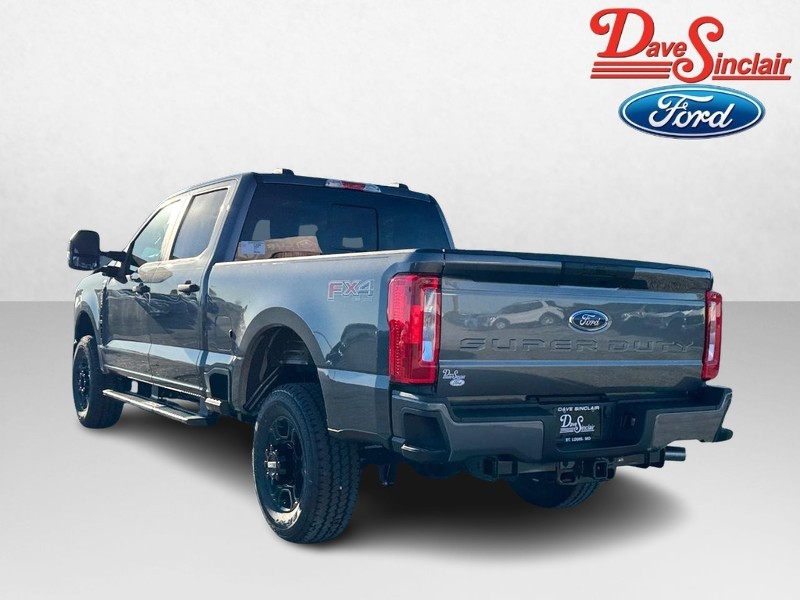 Ford Super Duty F-250 SRW Vehicle Full-screen Gallery Image 09