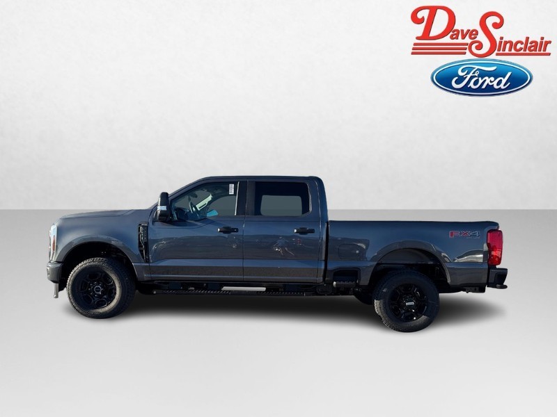 Ford Super Duty F-250 SRW Vehicle Full-screen Gallery Image 10