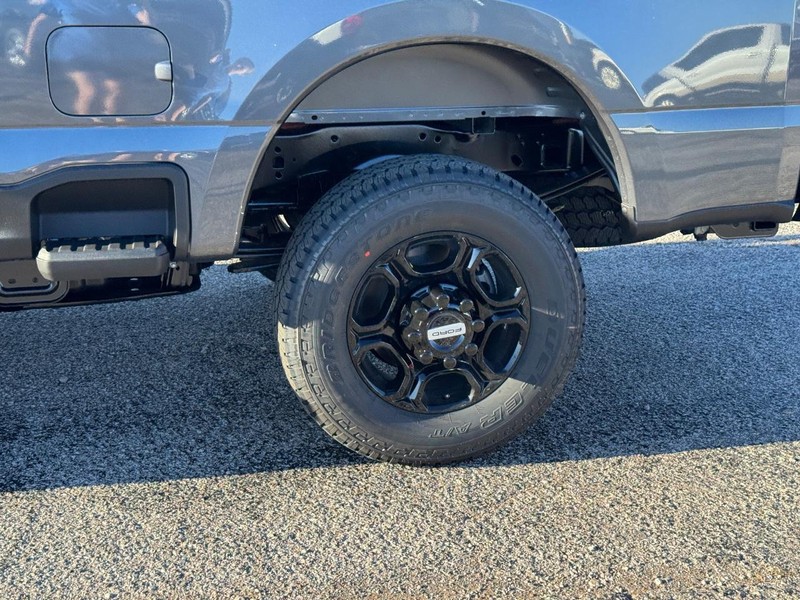 Ford Super Duty F-250 SRW Vehicle Full-screen Gallery Image 11