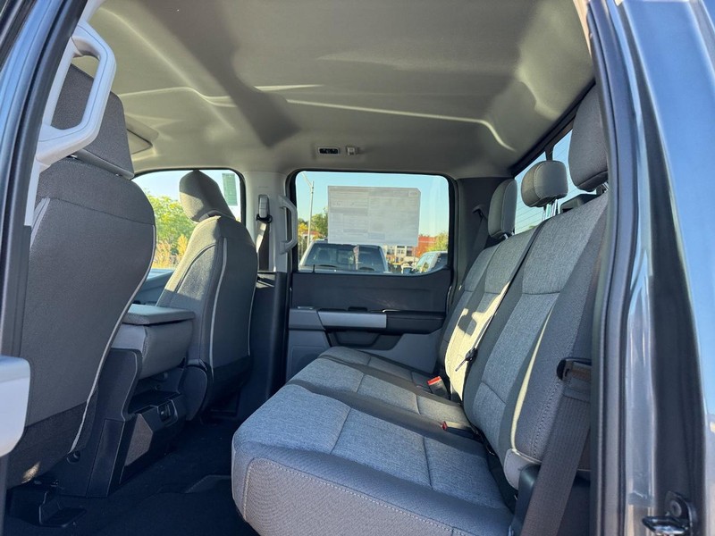 Ford Super Duty F-250 SRW Vehicle Full-screen Gallery Image 12