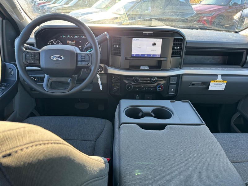 Ford Super Duty F-250 SRW Vehicle Full-screen Gallery Image 13