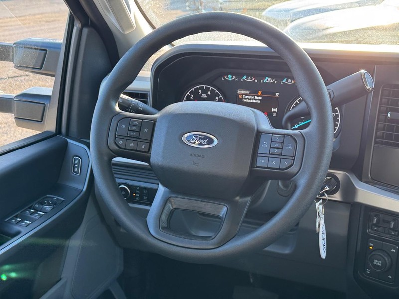 Ford Super Duty F-250 SRW Vehicle Full-screen Gallery Image 14